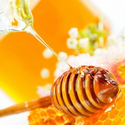 NHỮNG CÔNG DỤNG CỦA MẶT ONG ĐỐI VỚI DA MẶT